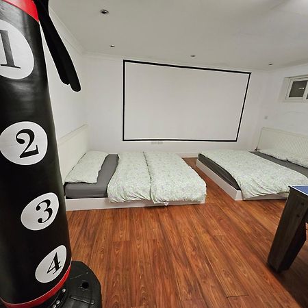 Large Annexe With Games Room Pool Table Ping Pong Air Hockey Movie Projector Windsor Eksteriør bilde