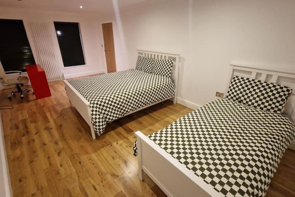 Large Annexe With Games Room Pool Table Ping Pong Air Hockey Movie Projector Windsor Eksteriør bilde