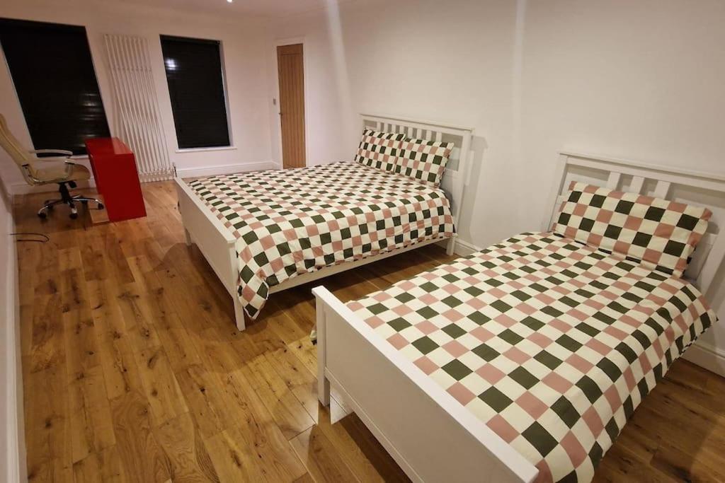 Large Annexe With Games Room Pool Table Ping Pong Air Hockey Movie Projector Windsor Eksteriør bilde