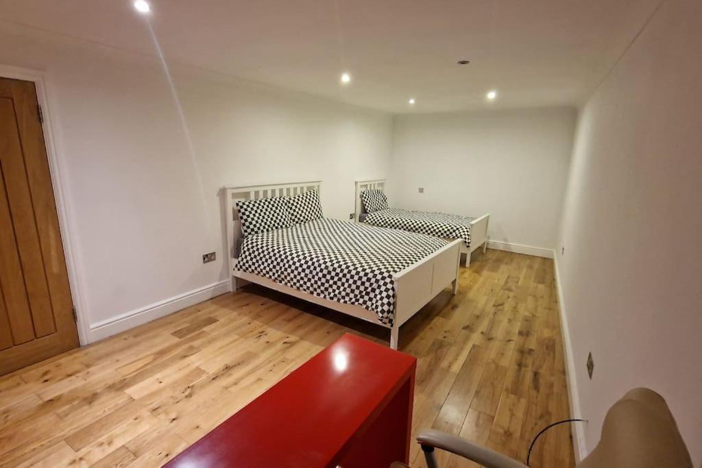 Large Annexe With Games Room Pool Table Ping Pong Air Hockey Movie Projector Windsor Eksteriør bilde