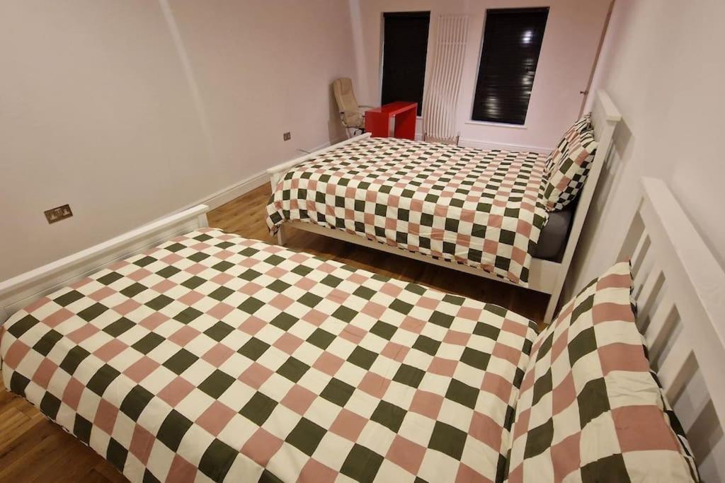 Large Annexe With Games Room Pool Table Ping Pong Air Hockey Movie Projector Windsor Eksteriør bilde