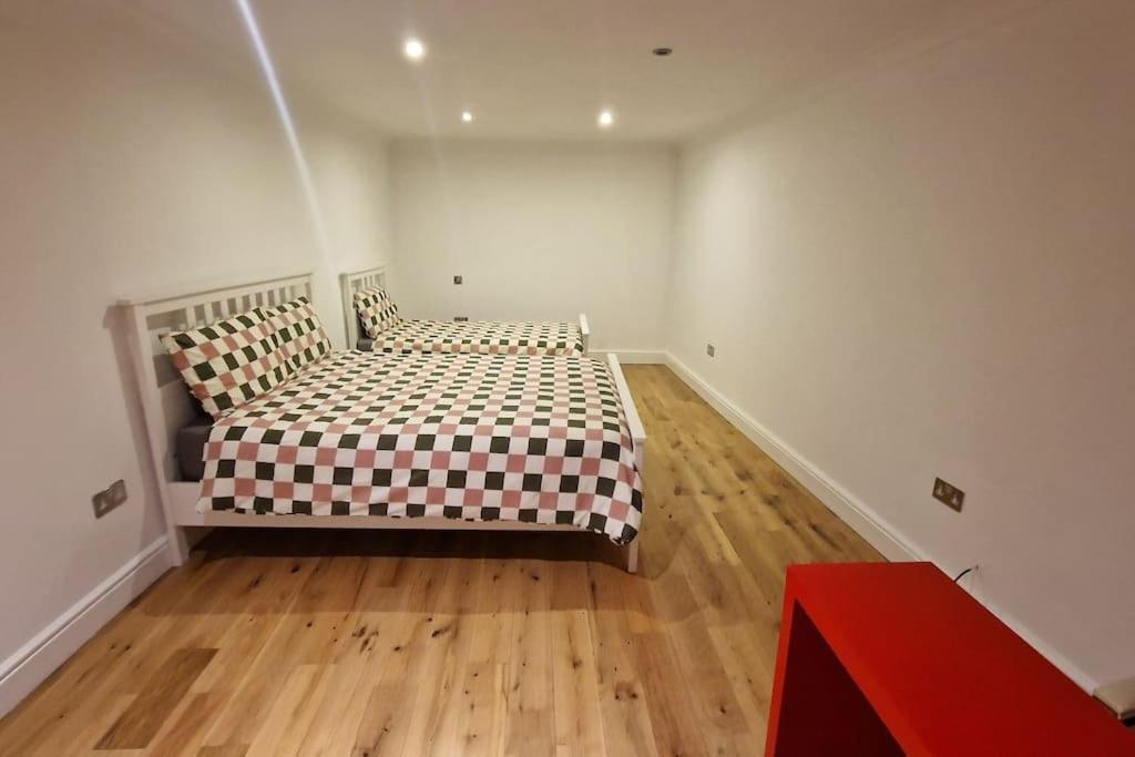 Large Annexe With Games Room Pool Table Ping Pong Air Hockey Movie Projector Windsor Eksteriør bilde