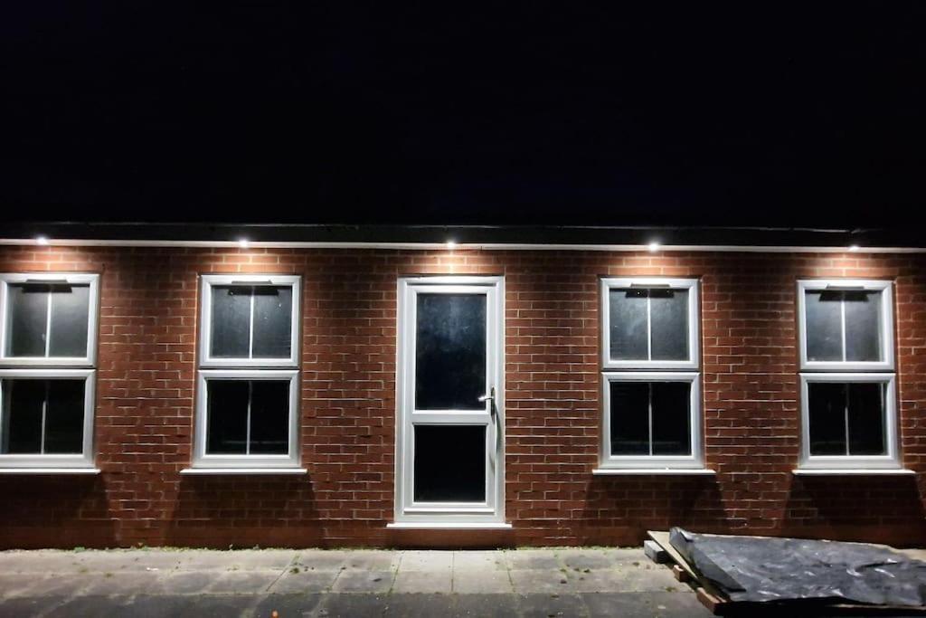Large Annexe With Games Room Pool Table Ping Pong Air Hockey Movie Projector Windsor Eksteriør bilde