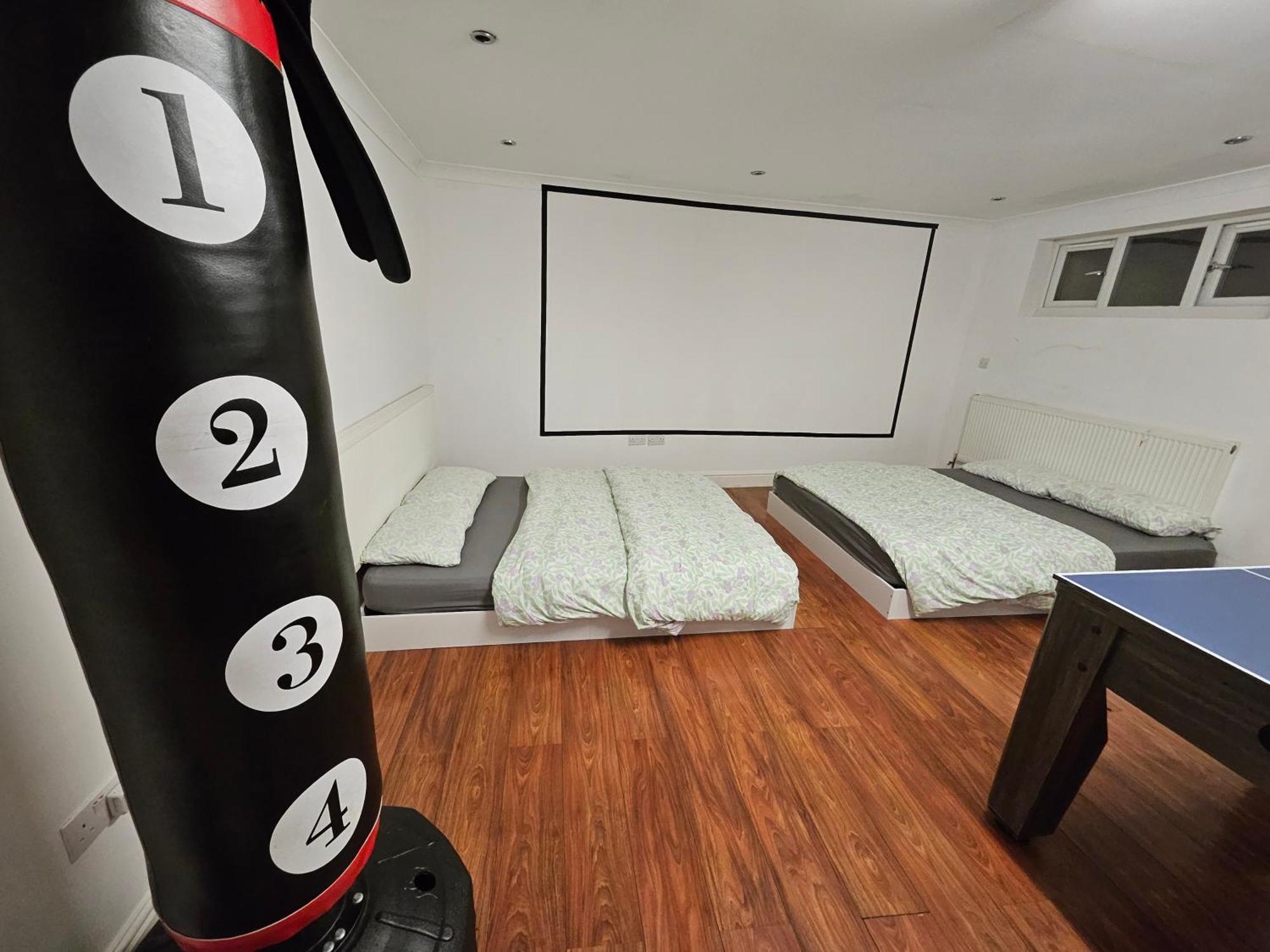 Large Annexe With Games Room Pool Table Ping Pong Air Hockey Movie Projector Windsor Eksteriør bilde