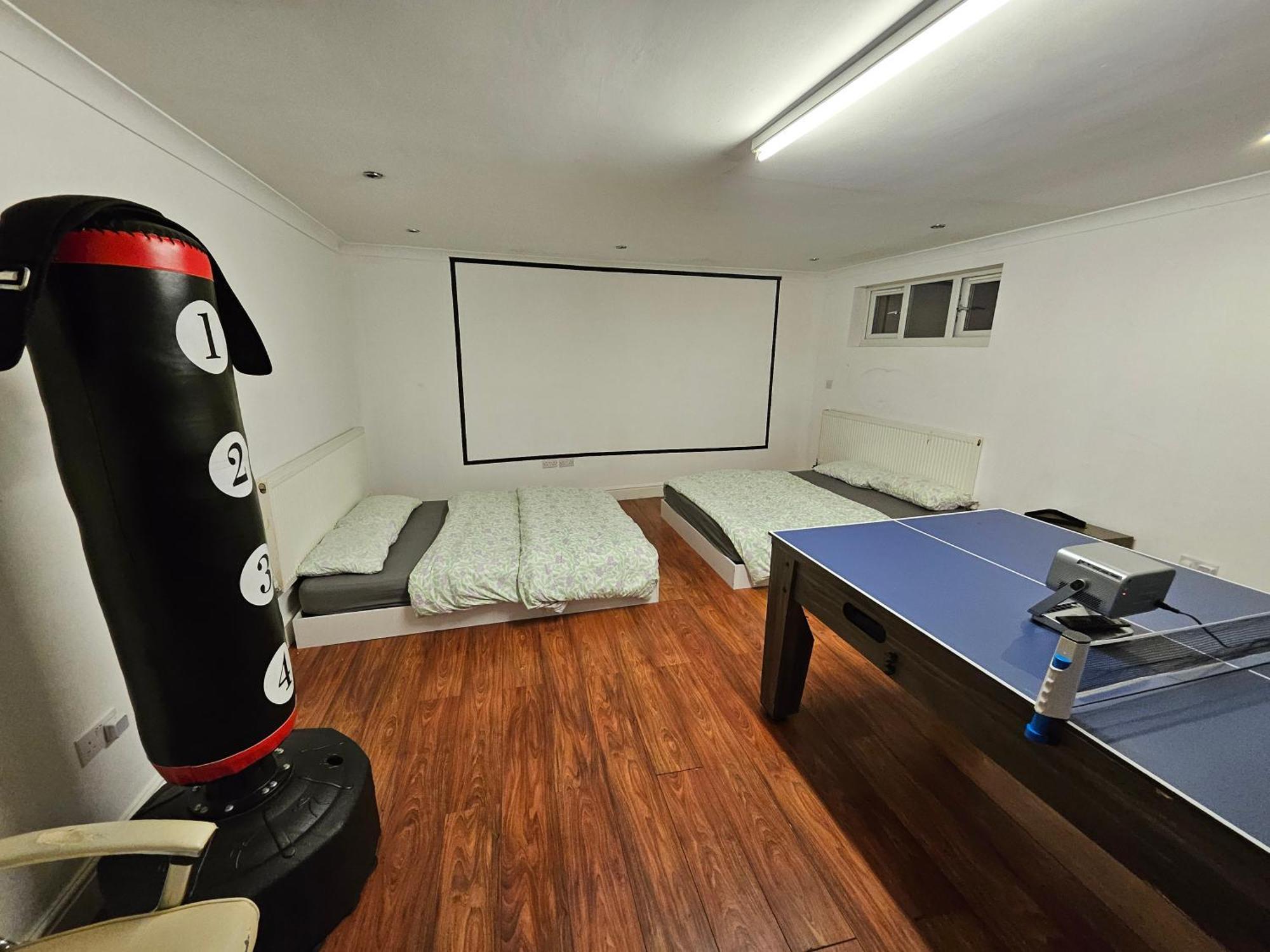 Large Annexe With Games Room Pool Table Ping Pong Air Hockey Movie Projector Windsor Eksteriør bilde